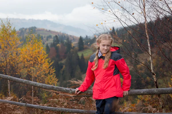 Tourist Girl Standing Backdrop Mountains Carpathians Ukrain — Stock Photo, Image