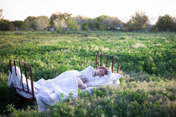 Девушка Спит Постели Зеленом Поле Здоровый Сон Природе — стоковое фото
