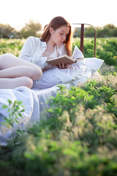 Gün Batımında Tarlaların Arasında Kitap Okuyan Kız — Stok fotoğraf