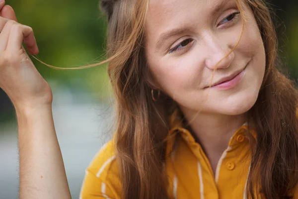 Leuk Portret Van Mooi Lachend Meisje Het Park — Stockfoto