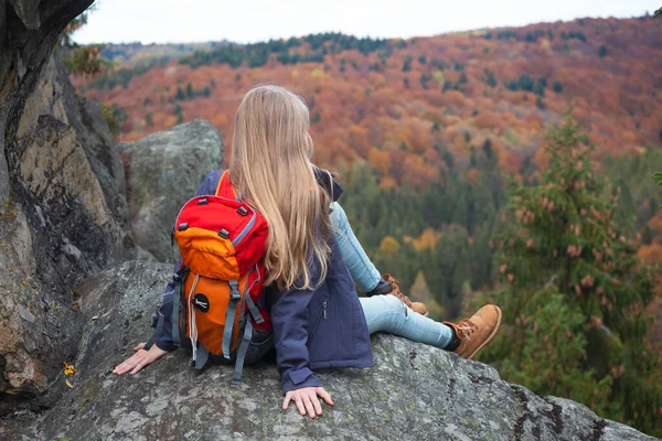 Chica Con Una Mochila Pie Las Rocas Dovbush Los Cárpatos — Foto de Stock