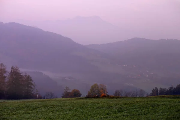 Bela Paisagem Montanhosa Nas Montanhas Austríacas Silhuetas Montanhas Nevoeiro Matutino — Fotografia de Stock