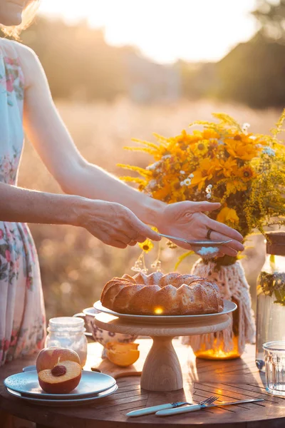 Fille Dans Jardin Saupoudrer Sucre Glace Délicieuse Pêche — Photo