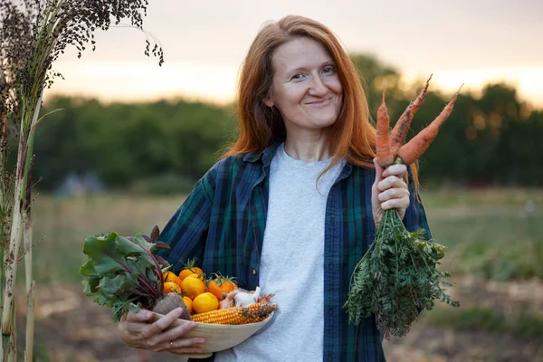 Chica Feliz Sostiene Tazón Verduras Garde —  Fotos de Stock