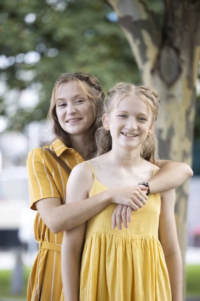 Buon Fine Settimana Divertimento Sorella Ragazze Guardando Camer — Foto Stock