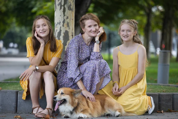 娘と犬のコーギーを持つお母さん 家族の中の犬 — ストック写真