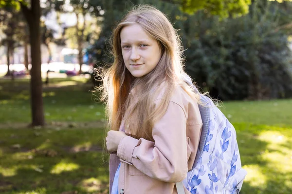 Hermosa Colegiala Con Una Mochila Outdoo —  Fotos de Stock