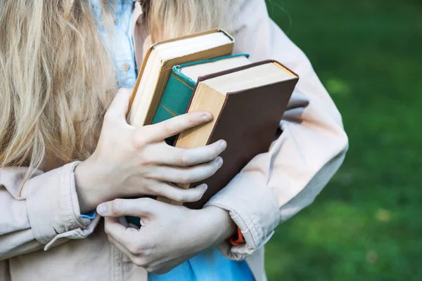 Mädchen Hält Einen Stapel Bücher Der Hand — Stockfoto