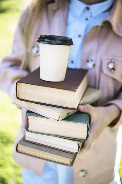 Meisje Met Een Stapel Boeken Koffie Haar Hand — Stockfoto