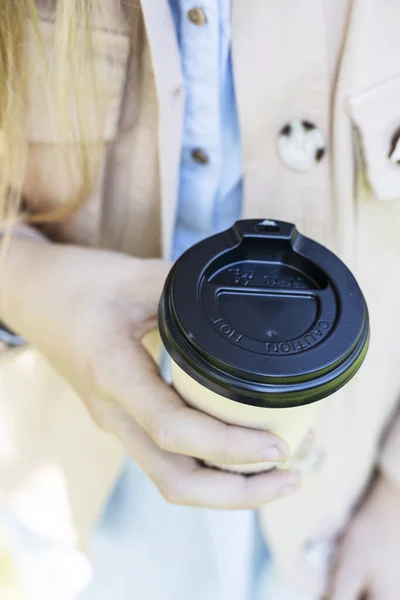 Flicka Som Håller Pappersmugg Med Kaffe Händerna Nära Håll Kaffe — Stockfoto