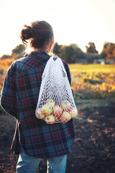Mädchen Hält Tasche Aus Makrame Mit Saftigen Äpfeln Der Hand — Stockfoto