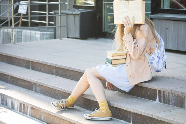 Chica Con Libros Sentado Paso — Foto de Stock