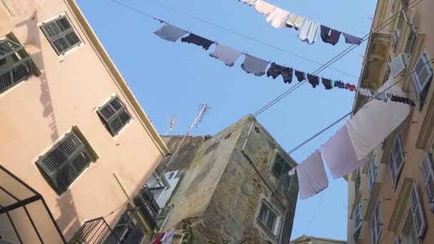 希腊科孚岛Kerkyra老城狭窄的街道上挂着干洗的衣服 — 图库视频影像
