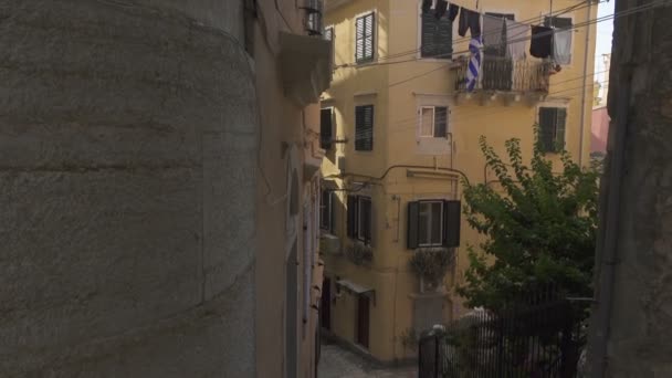 ギリシャ コルフ島ケルクラの旧市街の狭い通りに干物を干す — ストック動画