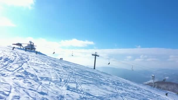 冬季阳光明媚的早晨滑雪场滑雪场的鸟瞰图 — 图库视频影像