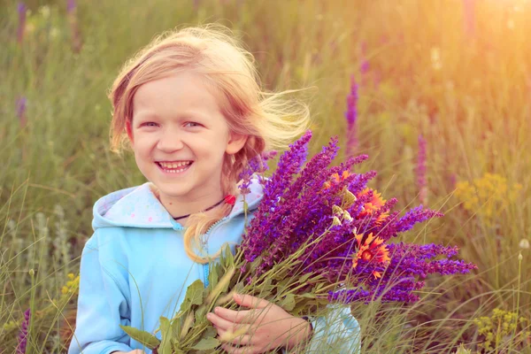 Kind meisje met boeket — Stockfoto