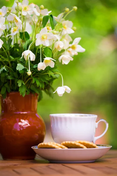 Cup of tea and anemones — Stock Photo, Image