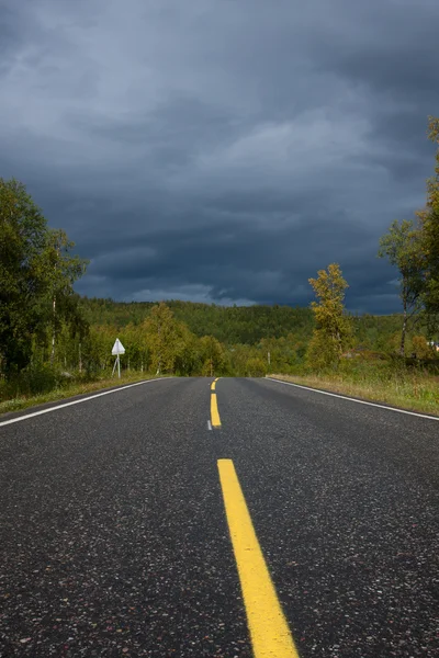 Nublado tempo em uma estrada — Fotografia de Stock
