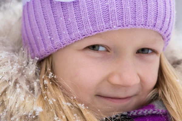 Souriante fille en plein air — Photo