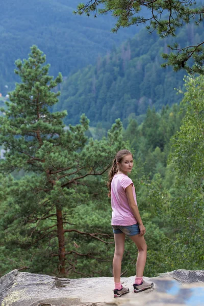 Mirando el bosque de las montañas — Foto de Stock