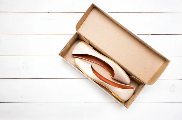 Sapatos em uma caixa — Fotografia de Stock