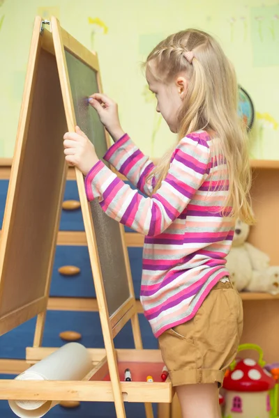 Mädchen zeichnet auf Staffelei — Stockfoto