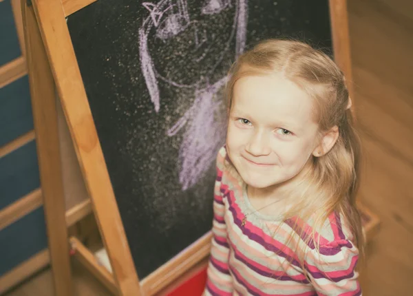 Meisje vestigt op een ezel — Stockfoto