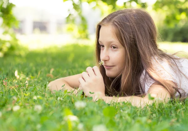 Flicka med blomma — Stockfoto