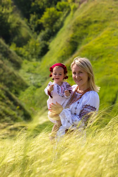 Mutter und Mädchen lächeln — Stockfoto