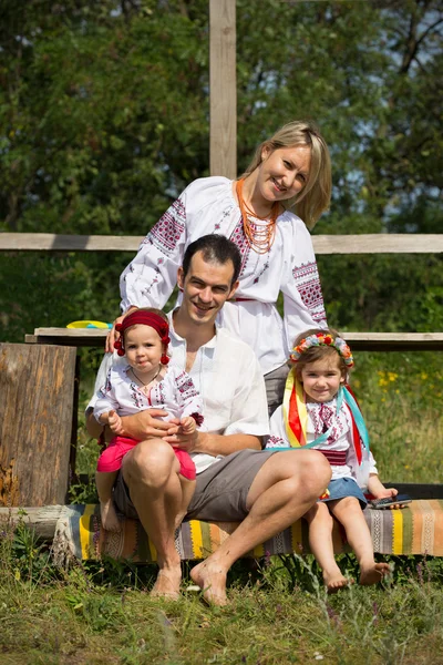 Familj i nationella kostymer poserar — Stockfoto