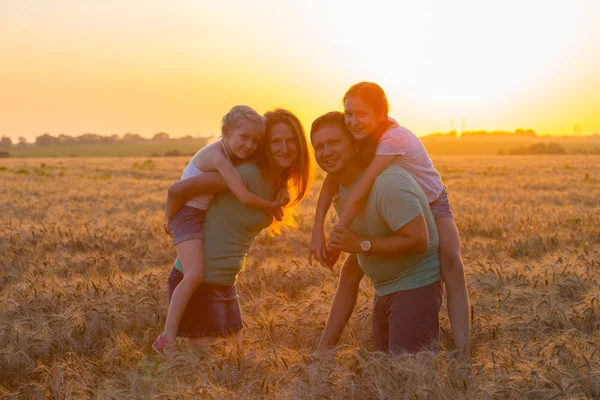 Kızları piggybacking anne — Stok fotoğraf