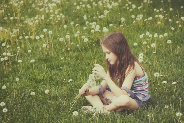 Girl with dandelions — Stock Photo, Image