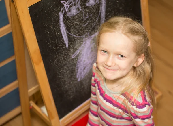 Mädchen zeichnet auf Staffelei — Stockfoto