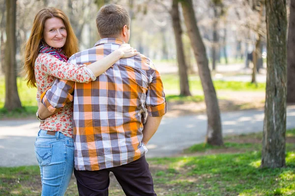 Homem e mulher sorridentes — Fotografia de Stock