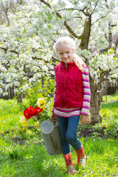 Flicka i trädgården — Stockfoto