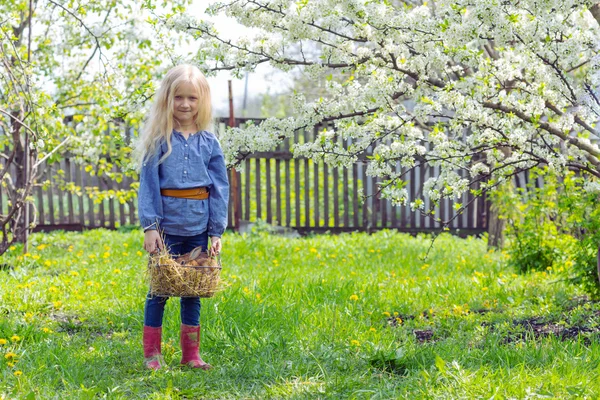 Ragazza in giardino — Foto Stock