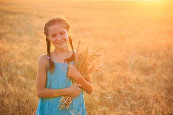 Girl on a wheat field — Stock Photo, Image