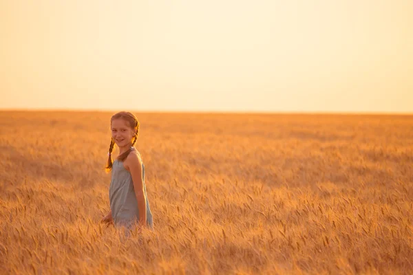 Girl on a wheat field — Stock Photo, Image