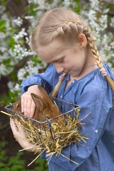 Ragazza in giardino — Foto Stock