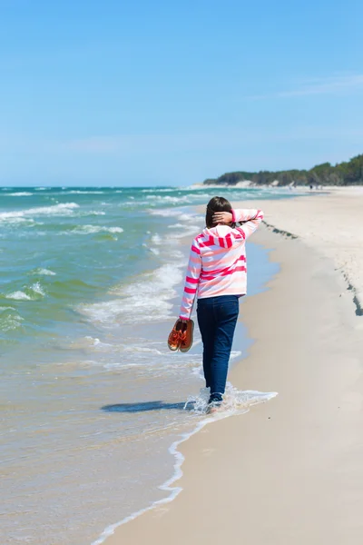 女の子と海 — ストック写真