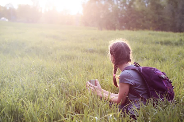 Chica excursionista en un prado — Foto de Stock