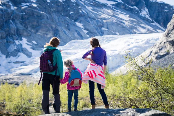 Mädchen schauen auf den Gletscher — Stockfoto