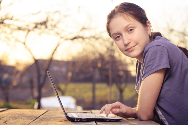 Девушка с ноутбуком — стоковое фото