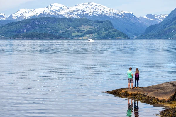 Fille touristique au Hardangerfjorden — Photo