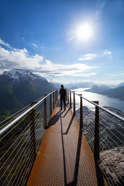Туристична дівчина і Romsdalsfjorden — стокове фото