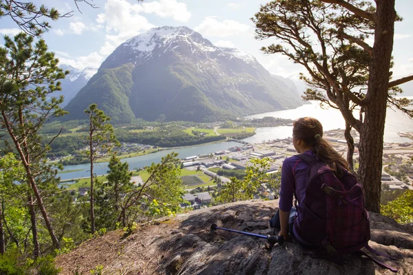 Menina turística e romsdalsfjorden — Fotografia de Stock