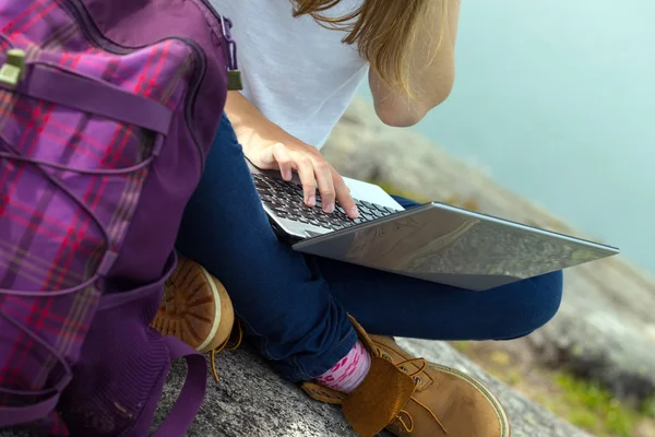 Wanderin mit Laptop — Stockfoto