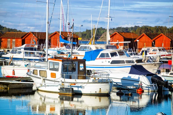 O porto em uma pequena cidade sueca, Suécia — Fotografia de Stock