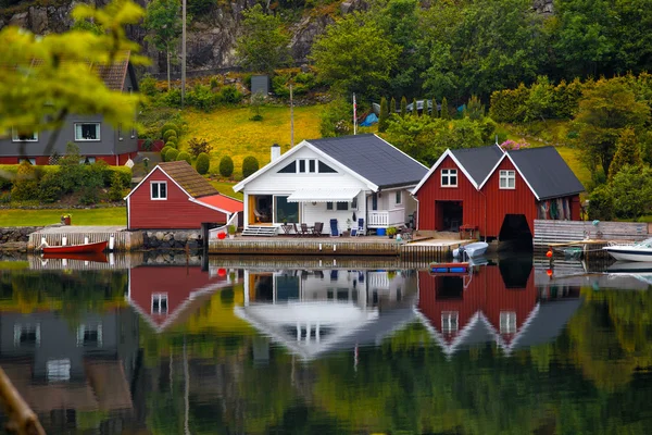 Casa tradicional de madera noruega —  Fotos de Stock