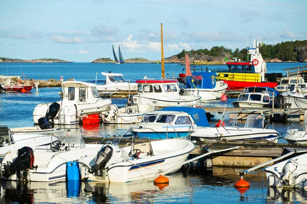 Port w małym szwedzkim miasteczku, Szwecja — Zdjęcie stockowe